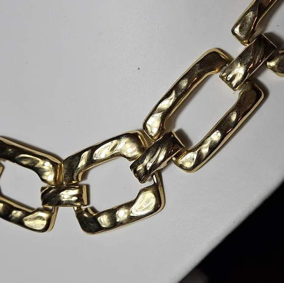 Vintage gold tone hammered square bold statement necklace. - Picture 9 of 11